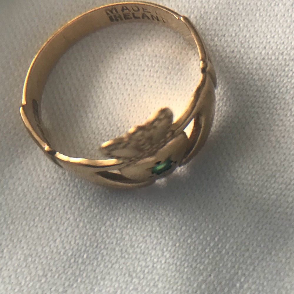 9k gold stamps 375 vintage claddagh ring with emerald size 5.5 - Picture 2 of 10
